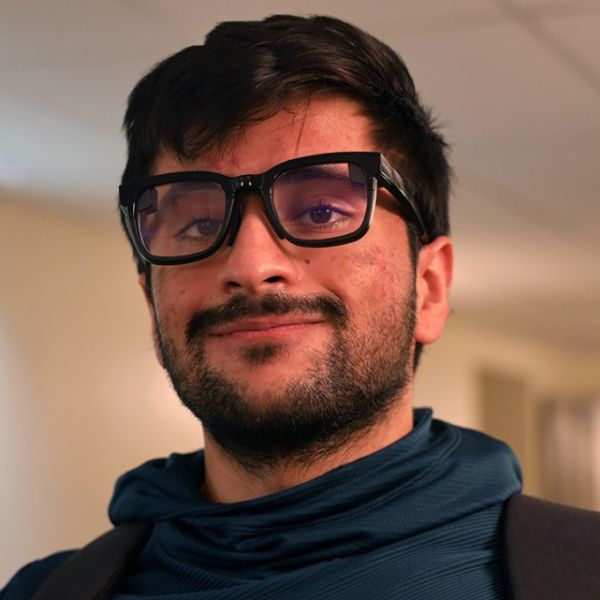 Nirbhay Narang ’25 has created smart glasses that use AI to provide transcriptions of conversations in real time.